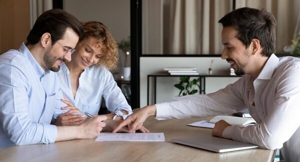 Compañías de seguros - Personas en la oficina de seguros adquiriendo seguros baratos con una compañía aseguradora reconocida como una de las mejores compañías de seguros de Barcelona