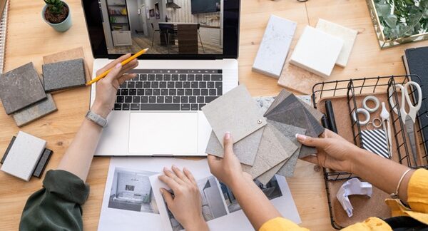 Diseño de interiores - Experto en interiorismo de una de las mejores empresas de diseño de interiores en Barcelona realizando un boceto de decoración de interiores