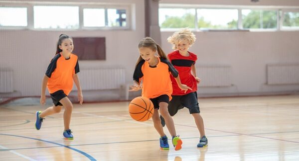 Escuelas de baloncesto para niños - Niños jugando baloncesto infantil en escuelas de basket reconocidas como las mejores escuelas de baloncesto en Barcelona