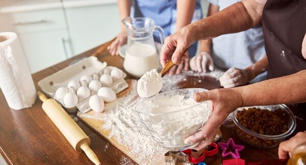 Escuelas de pastelería - Estudiantes de un taller de repostería realizando un curso de repostería en una de las mejores escuelas de pastelería de Barcelona