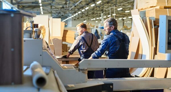 Fabricantes de cocinas - Trabajadores de una fábrica de cocinas valorada como los mejores fabricantes de cocinas en Barcelona creando muebles de cocina directos de fábrica