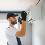 Mantenimiento de aire acondicionado - Técnico de una de las mejores empresas de mantenimiento de aire acondicionado en Barcelona realizando la revisión aire acondicionado