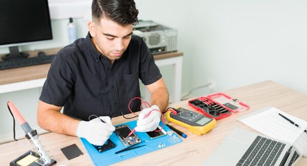 Reparación de celulares - Técnico celulares realizando una reparación de móviles en uno de los mejores centros de reparación de celulares en Barcelona