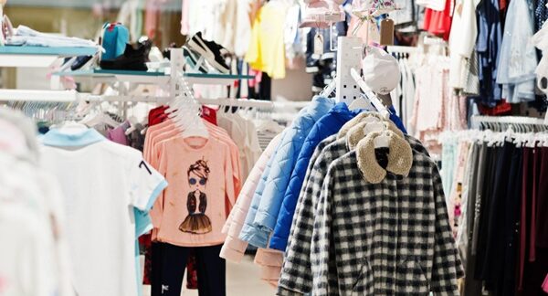 Tiendas de ropa infantil - Exhibición de ropa para niños y ropa bebés en una de las mejores tiendas de ropa infantil en Barcelona
