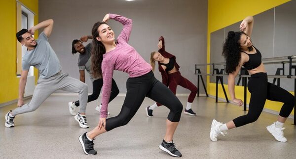 Academias de baile - Estudiantes de escuelas de danza en clases de baile con coreografías de danza urbana en una de las mejores academias de baile de Barcelona