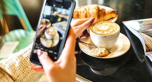 Cafés más instagrameables - Persona en una cafetería bonita tomando fotos para las redes sociales en una de las mejores cafeterías instagrameables de Barcelona