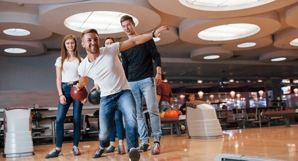 Clubes de bolos - Personas en una pista de boliche jugando bowling en uno de los mejores clubes de bolos de Barcelona