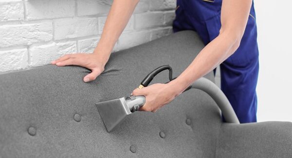 Empresas de limpieza de muebles - Profesional de una de las mejores empresas de limpieza de muebles en Barcelona realizando el lavado muebles a domicilio