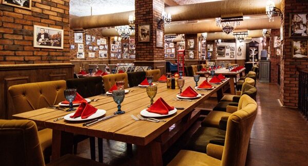 Restaurantes de lujo - Interior de un restaurante con estrellas Michelin y buena comida reconocido como uno de los mejores restaurantes de lujo de Barcelona