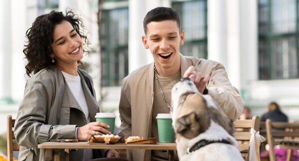 Restaurantes que admiten mascotas - Personas comiendo en restaurantes que aceptan perros con reglas pet friendly reconocido como uno de los mejores restaurantes que admiten mascotas en Barcelona