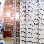 ópticas - Exhibición de venta de gafas en una óptica barata Barcelona reconocida como una de las mejores ópticas de Barcelona