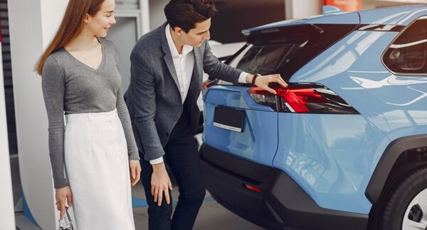 Mejores marcas de coches - Personas viendo coches bonitos reconocidos como los mejores coches calidad precio en Barcelona