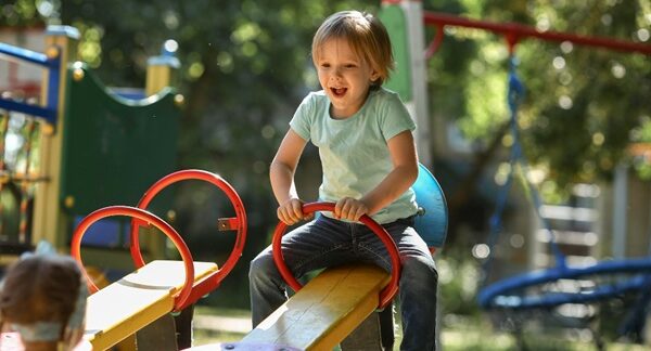 Actividades para niños - Niños en edad preescolar jugando en un parque como parte de los planes con niños en Barcelona