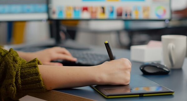 Cursos de diseño gráfico - Persona usando equipos del curso de diseño gráfico para estudiar diseño gráfico on line en Barcelona