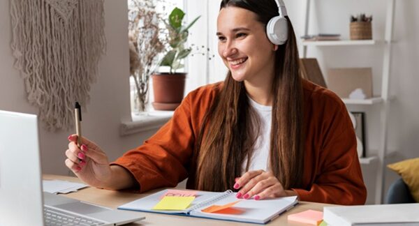Escuelas de idiomas online - Mujer joven realizando cursos de idiomas on line para aprender idiomas en línea en Barcelona