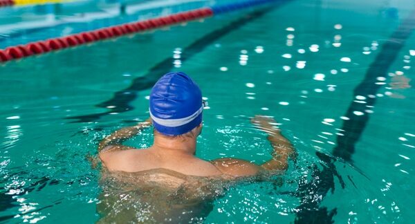 Escuelas de natación - Hombre en un curso de natación de una de las mejores escuelas de natación de Barcelona