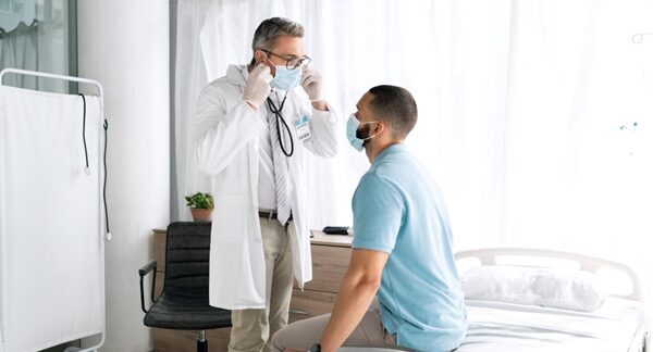 Especialistas en enfermedades infecciosas - Médico especialista en enfermedades transmisibles evaluando los síntomas de infección de un hombre en Barcelona