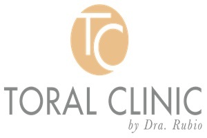 Clínicas de relleno de labios en Barcelona - Logo Toral Clinic