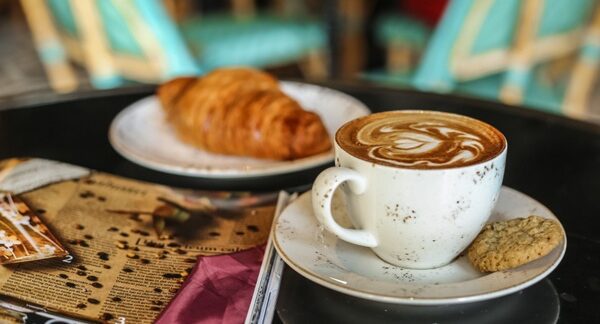 Mejores cafeterías de Barcelona - Presentación de café y croissant servido en uno de los mejores cafés en Barcelona