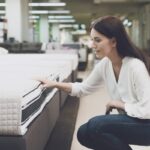 Tiendas de colchones - Mujer observando colchones baratos en las mejores tiendas de colchones de Barcelona