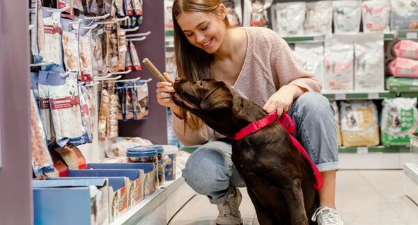Tiendas de juguetes para perros - Mujer eligiendo un juguete interactivo para perro en una de las mejores tiendas de juguetes para perros en Barcelona
