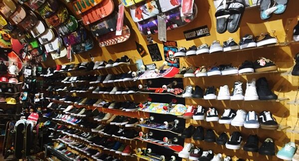 Tiendas de skate - Interior de una tienda de patinetes y skates reconocida como una de las mejores tiendas de skate de Barcelona
