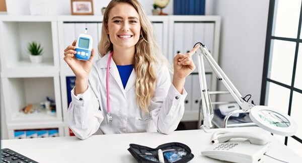 Centros de diabetes - Doctora especialista en diabetes sosteniendo un dispositivo de medición de niveles de azúcar en sangre en uno de los mejores centros de diabetes de Barcelona