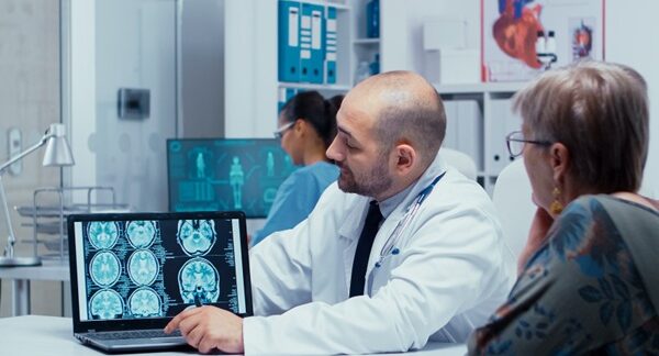 Centros neurológicos - Especialista en neurología enseñándole a una mujer los signos de enfermedades neurológicas en uno de los mejores centros rehabilitación neurológica de Barcelona