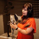 Escuelas de canto - Mujer joven en clase de canto dentro de un estudio en la mejor escuela de canto Barcelona