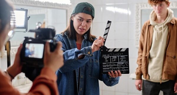 Escuelas de cine - Estudiantes realizando cursos de cine en una de las mejores escuelas de cinematografía de Barcelona