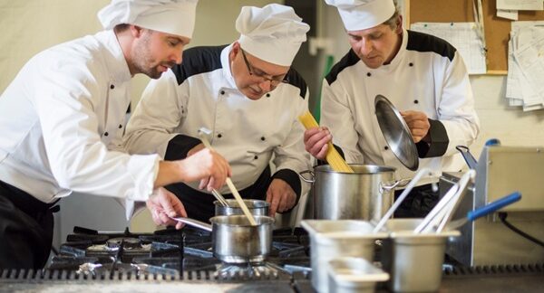 Escuelas de cocina - Estudiantes preparando una receta culinaria en las clases de cocina de las mejores escuelas de cocina de Barcelona