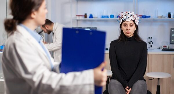 Unidades de psiquiatría - Psiquiatra evaluando a una paciente en el mejor hospital psiquiátrico de Barcelona