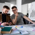 Agencias SEO - Asesores de una de las mejores agencias SEO de Barcelona analizando ideas de posicionamiento web