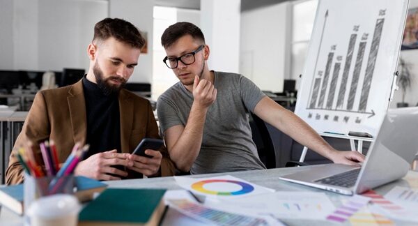 Agencias SEO - Asesores de una de las mejores agencias SEO de Barcelona analizando ideas de posicionamiento web