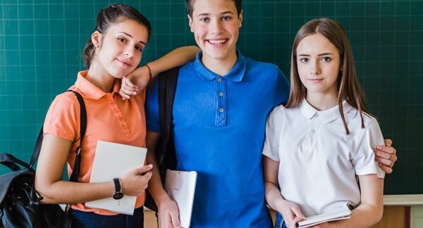 Escuelas secundarias - Fotografía a estudiantes de un instituto de educación secundaria reconocido como una de las mejores escuelas secundarias de Barcelona