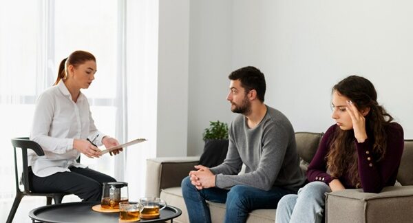 Sexólogos - Pareja en una terapia sexual resolviendo problemas íntimos con los mejores sexólogos de Barcelona