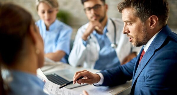 Abogados de negligencia médica - Abogado defensor del paciente en Barcelona conversando con doctores por un caso de mala praxis