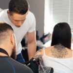 Cursos de tatuaje - Artista dictando un curso tatuaje Barcelona a un estudiante con prácticas reales