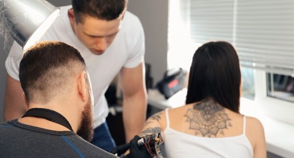 Cursos de tatuaje - Artista dictando un curso tatuaje Barcelona a un estudiante con prácticas reales