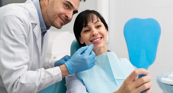 Dentistas estéticos - Dentista estético de Barcelona mostrando los resultados de la intervención estética dental a una paciente
