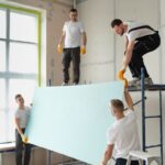 Empresas de reformas - Obreros de las mejores empresas construcción en Barcelona realizando una reforma casas con materiales de alta calidad