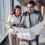 Arquitectos en Barcelona - Estudio de arquitectos evaluando planos de diseño en una obra de Barcelona
