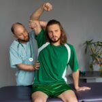 Fisioterapeutas deportivos en Barcelona - Rehabilitador deportivo realizando una fisioterapia deportiva a un hombre con lesiones musculares