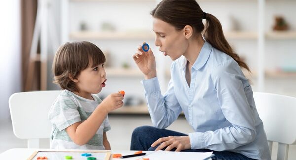 Logopedas infantiles - Logopeda infantil Barcelona realizando prácticas con un niño que tiene dificultades del lenguaje
