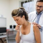 Neumólogos - Médico experto en neumología realizando un estudio neumológico a una mujer en Barcelona