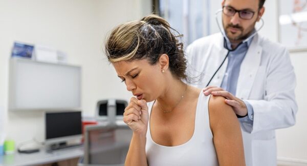 Neumólogos - Médico experto en neumología realizando un estudio neumológico a una mujer en Barcelona