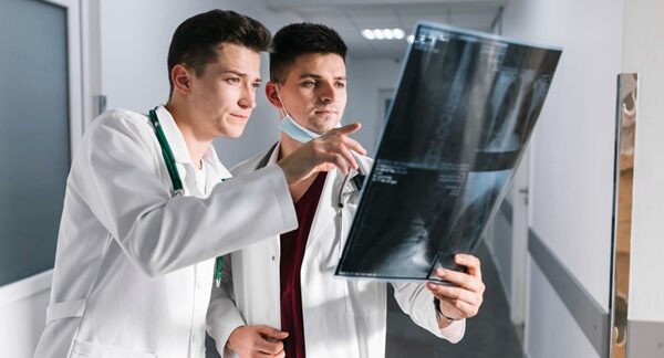 Radiólogos - Equipo de radiología observando la imagen radiológica de un paciente en un centro de salud en Barcelona