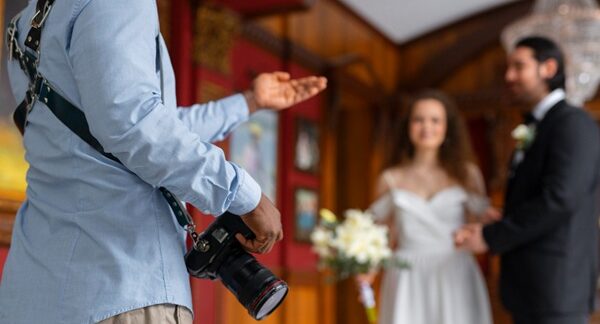Fotógrafos de bodas - Fotógrafo realizando una sesión de fotos de boda a una pareja en Barcelona