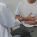 Gastroenterólogos - Hombre en consulta de gastroenterología con el mejor gastroenterólogo en Barcelona