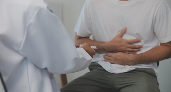 Gastroenterólogos - Hombre en consulta de gastroenterología con el mejor gastroenterólogo en Barcelona